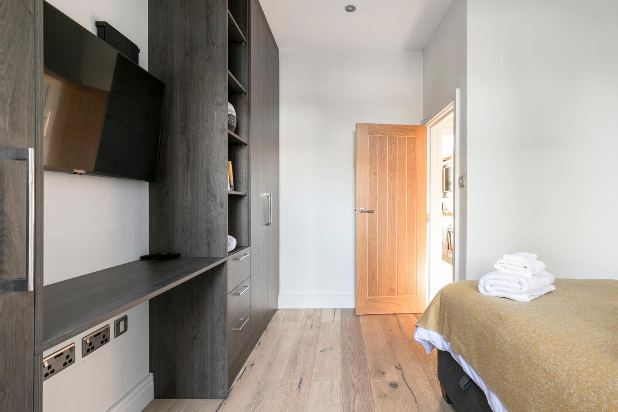 Modern Aptmt, 2 Stops To Central London, Smart Lock, Netflix Stadtteil Stadtteil Ealing Exterior foto